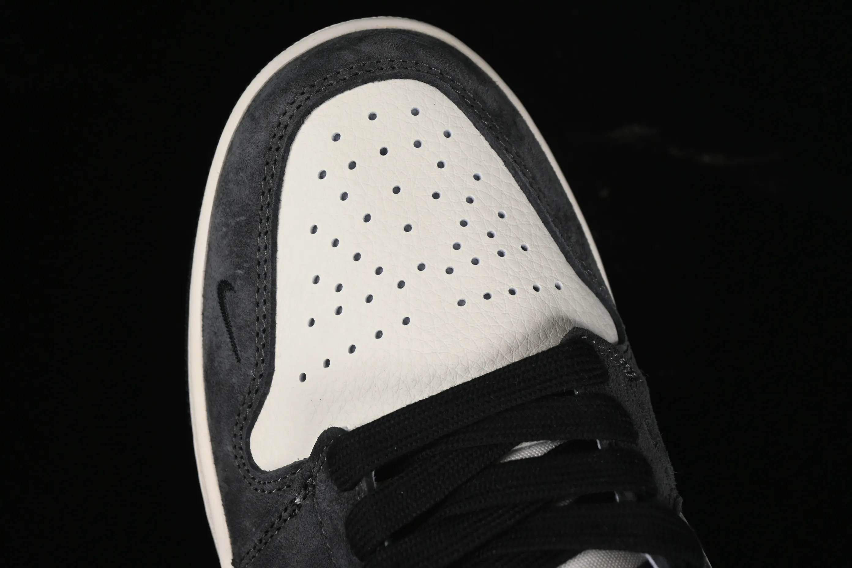 All categories Air Jordan Jordan series basketball shoes Air Jordan 1 Low High-end customized low-top sneakers Air Jordan 1 Low AJ1 Joe 1 Violent Bear joint-Black Velvet Pig Eight High-end customized low-top retro basketball shoes SJ9950-016